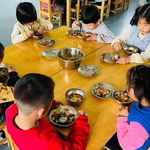 悦享“食”光   “饱”育童年——平罗一幼自主进餐观摩活动