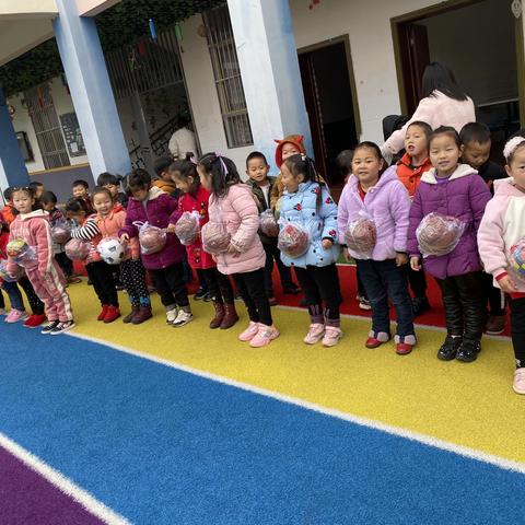 兵营幼儿园感恩节活动：我的肚子圆鼓鼓