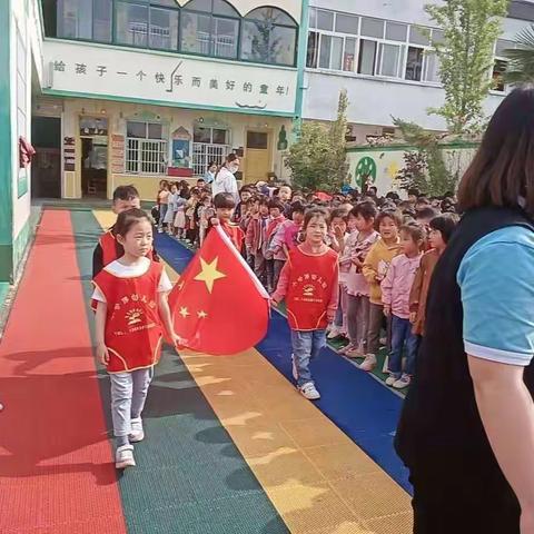 小哈佛幼儿园每周一例会——同学习，共进步