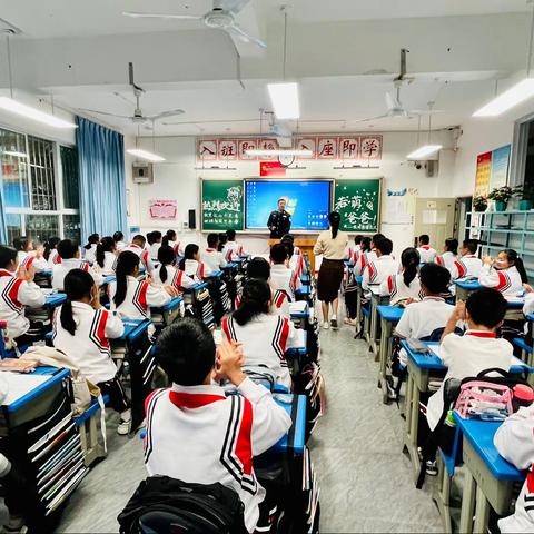 爱国主义宣讲走进21班