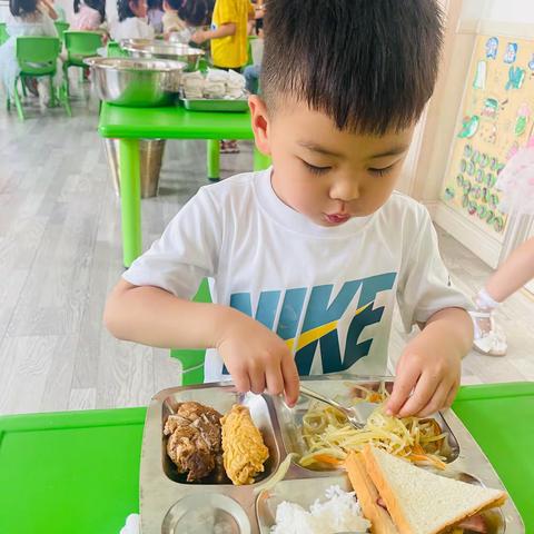 华东院幼儿园中一班——美味的节日餐