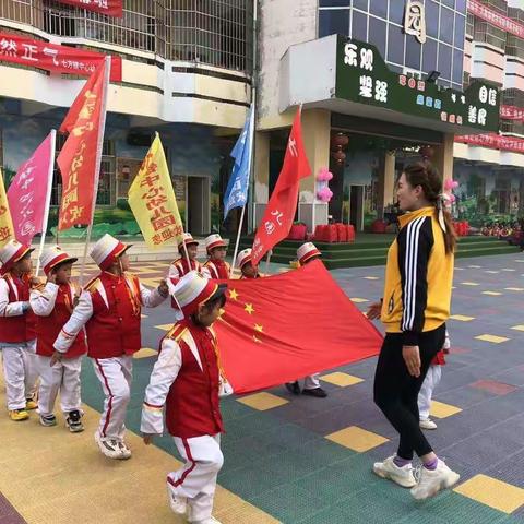 七方中心幼儿园《健我强壮体魄 ，养我浩然正气》亲子运动会中一班精彩回顾…
