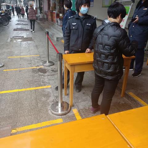 肩扛重担忍痛战斗，疫情不退我不退