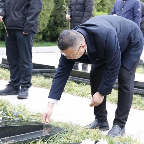 “鲜花献英烈、清明祭忠魂”—— 源汇区财政局清明节烈士陵园祭英烈活动