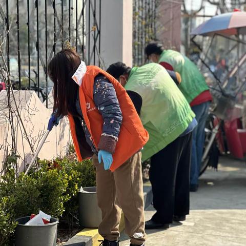 雷锋精神永流传，新时代中引航灯。