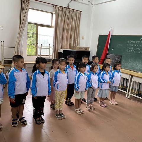 队旗高高飘扬，红领巾系满理想——嘉积镇新朝小学一年级新生入队仪式