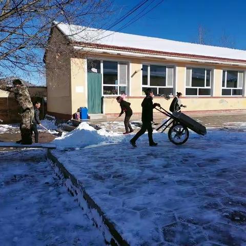 “白雪皑皑，温情园中”哈洒幼儿园家长扫雪情暖冬日