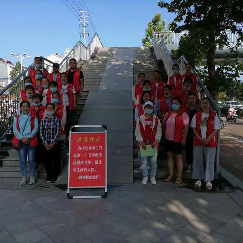 奉献是用爱心铸成的一道彩虹，五颜六色，清新飘逸，带给人们温馨与快乐。