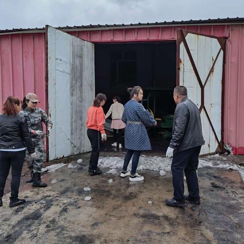 致富办党支部“安全先锋组”检修机械、维修设备