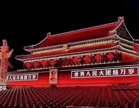 我和国旗合个影，晒出浓浓爱国情。——泗洪育才好作业之爱国篇