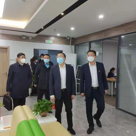 省分行党委书记肖子政一行莅临综改区支行指导调研