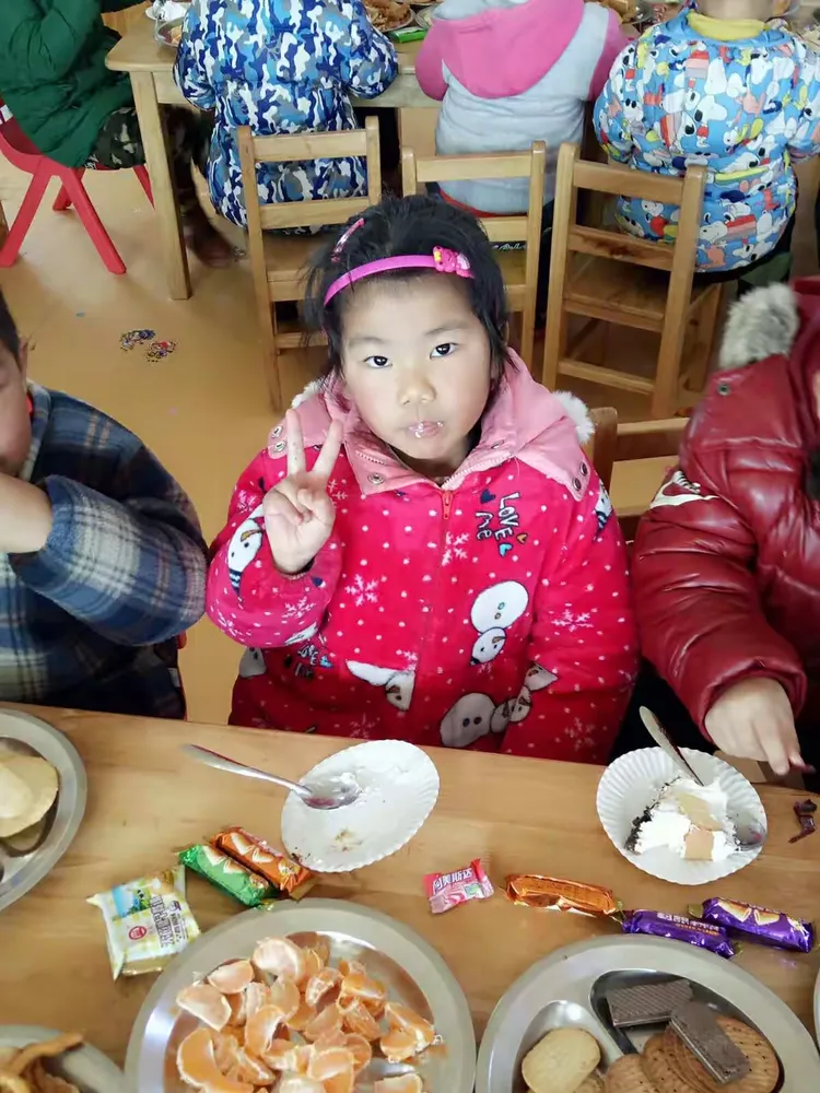 嗨~我叫王瑞鑫~老师说我的黑皮肤很健康~