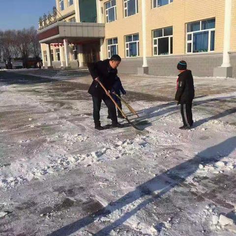 大雪纷飞满校园，师生齐力暖人心