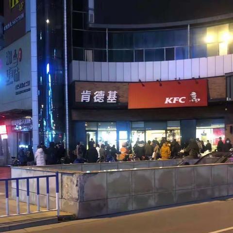 肯德基门前人群聚集，执法队员变身“店小二”