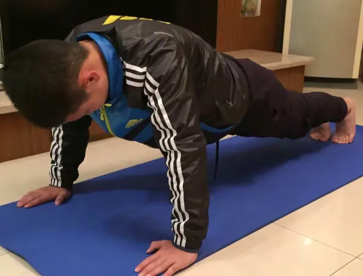 俯卧撑，做标准，10个一组，4组，三星期＋2个依此类推