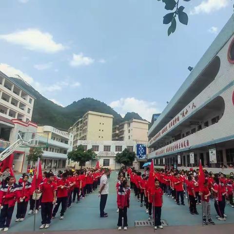 缅怀革命先烈 传承红色基因——凤山县民族小学开展清明祭英烈活动