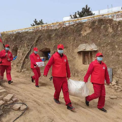 王台采油队开展“弘扬雷锋精神，关爱孤寡老人”