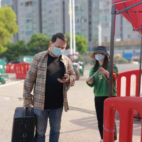 筑牢花鸟市场疫情防线卡口 我们在行动