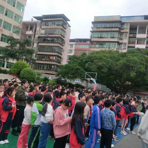 一根绳一条心 拔河比赛聚人心       ——实验中学附属小学五年级阳光体育活动