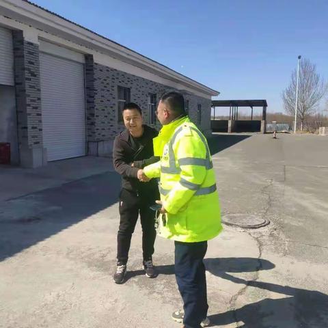 免费高速惊现鹅，连忙困鹅寻失主