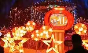 乌鲁木齐人民公园灯火璀璨