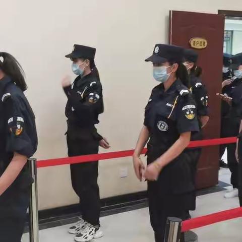 和田分行营业部周末班后为和田市巡控大队办理工资卡