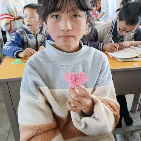 今天和学生们一起折个❤️ 送给为抗疫辛苦付出的所有人