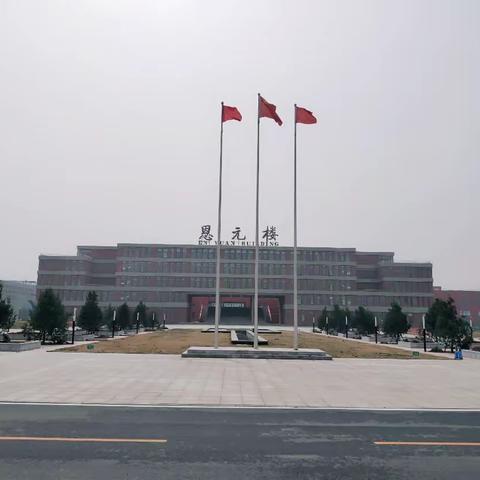 春风十里显绿意 ，新林初到露希冀，——校领导督导校园绿化攻坚工作