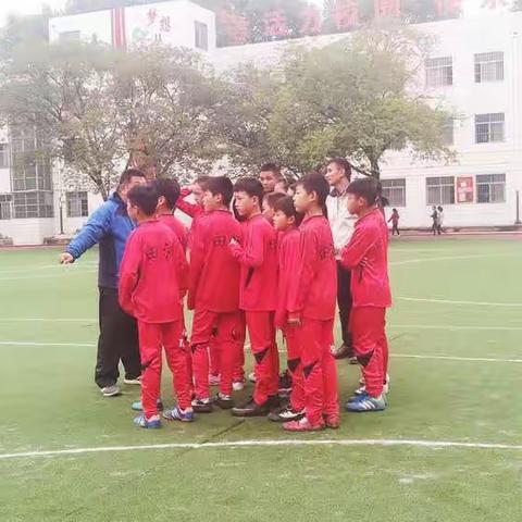 茵茵绿草，足球为媒；暖暖秋阳，联动友谊。