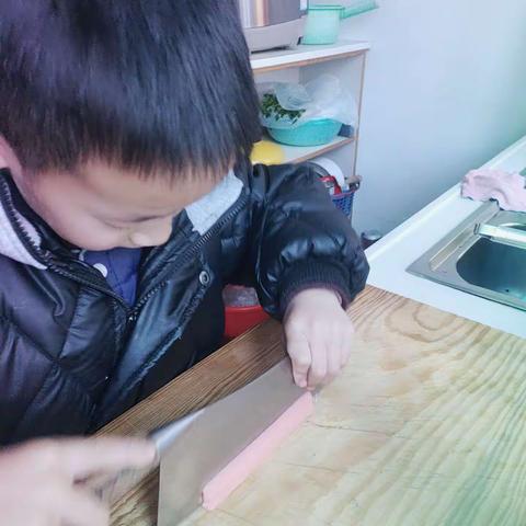 劳动是生活的基础，是幸福的源泉。