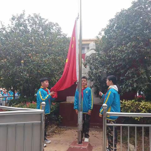 “星星火炬 ，照我前行”——永城市实验小学“少年先锋队建队日”主题升旗仪式