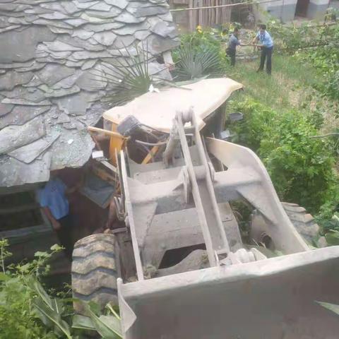 危难时刻显身手—碾子派出所及时救助被困群众