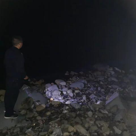碾子派出所开展纳溪河流域禁捕夜间巡查行动