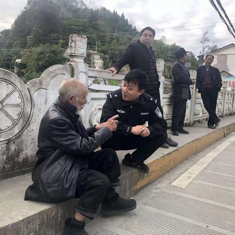 【我为群众办实事】老人外出“寻亲”，民警暖心相助
