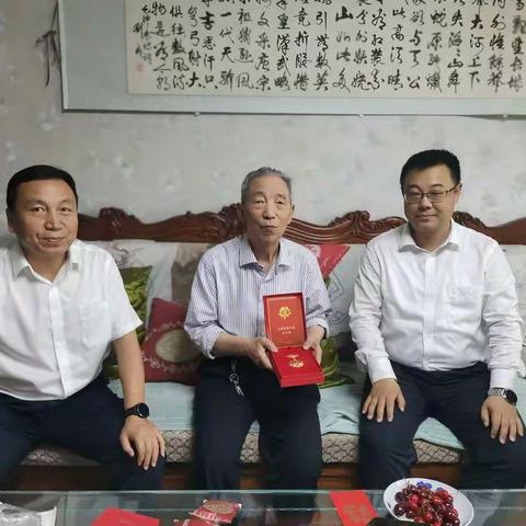 看望慰问老党员 组织关怀送温暖－武威分行扎实开展“七一”走访慰问工作