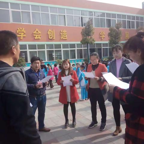 南阳市第四十二小学(示范区魏营小学)组织班主任老师检查教室卫生，营造干净育人环境