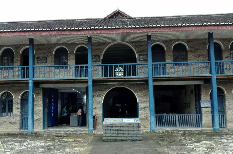 收容所的办公楼