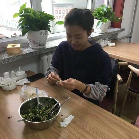 过小年包饺子 话家常乐融融