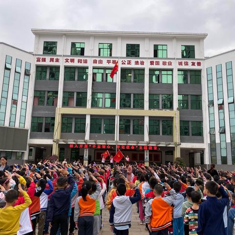 红领巾心向党，争做新时代好队员——来宾市城南小学建队日活动顺利召开