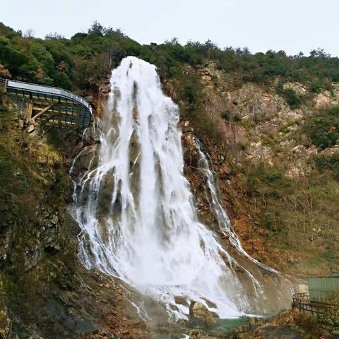 气势磅礴——大别山彩虹瀑布