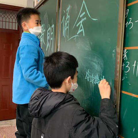 轻叩诗歌大门 童心创作飞扬—————记第一次诗歌朗诵会