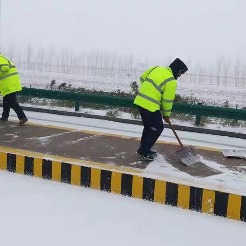 “雪”战到底 从容不迫--八屋收费站除雪保通进行中