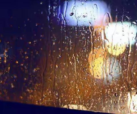 车窗外面的雨