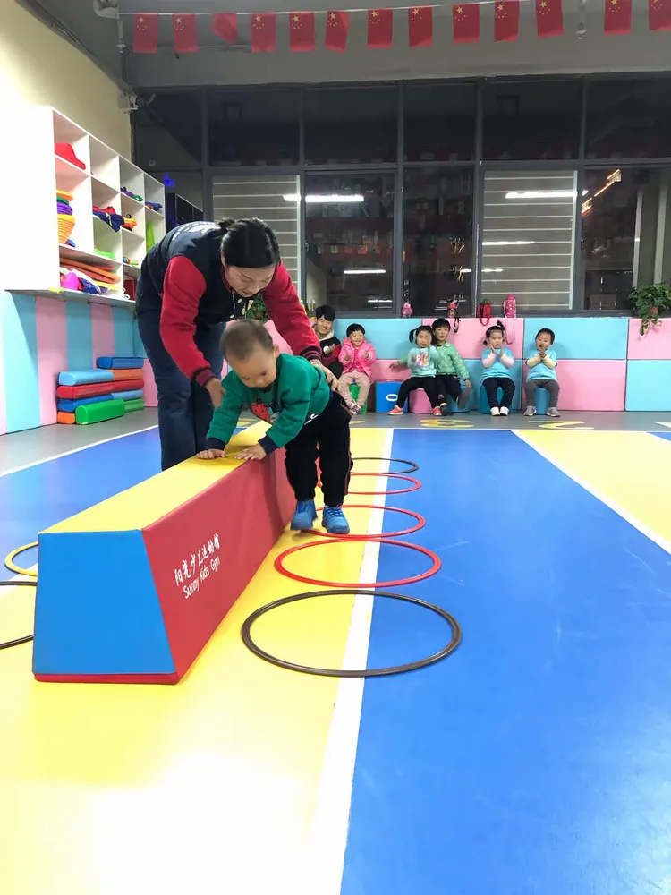 阳光少儿运动馆——基础体能（协调、灵敏、耐力）