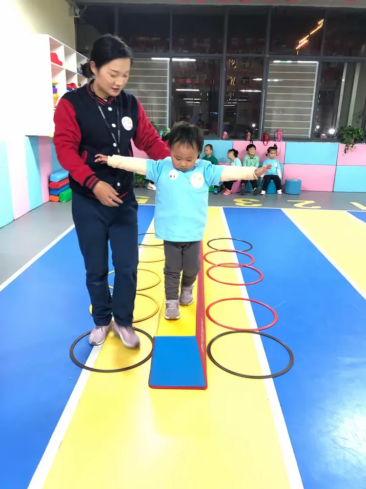 阳光少儿运动馆——基础体能（协调、灵敏、耐力）