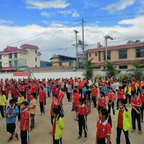 参与防震演练     构建和谐校园———磨憨中心小学防震演练活动