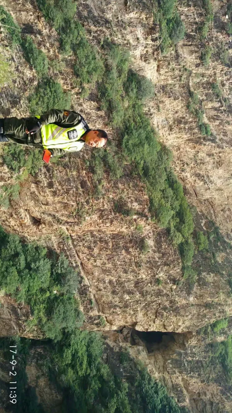 大峡谷不能说万丈深渊也有白丈深渊，吓的我不敢靠前看