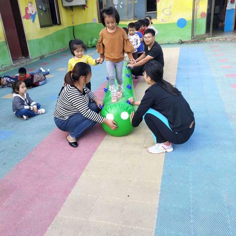 智慧果艺术幼儿园2018秋季大型亲子运动会邀请函