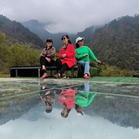 黄草坪景色（十三字辘轳体）