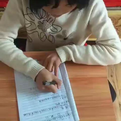 梓木小学老师线上辅导批改学生作业